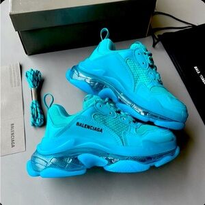 Bright  vibrant   snickers was given to me for Mother’s Day size didn’t fit